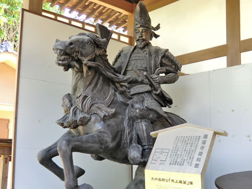 龍福寺（山口市）の資料館前にある大内義興像